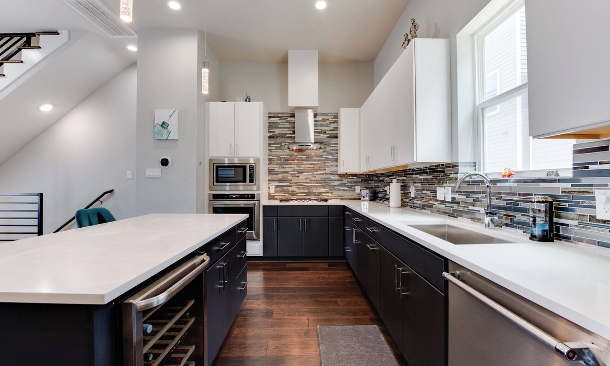 Astrodome House | 4 lev contemporary smart townhome, walking distance to NRG Stadium & Med Dist.