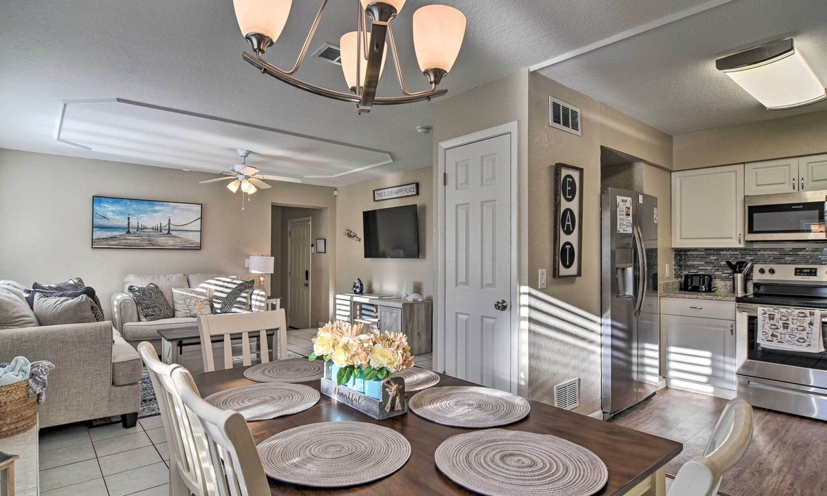 Largo Cottage | 4 Mi to Indian Rocks Beach! Home w/Screened Lanai