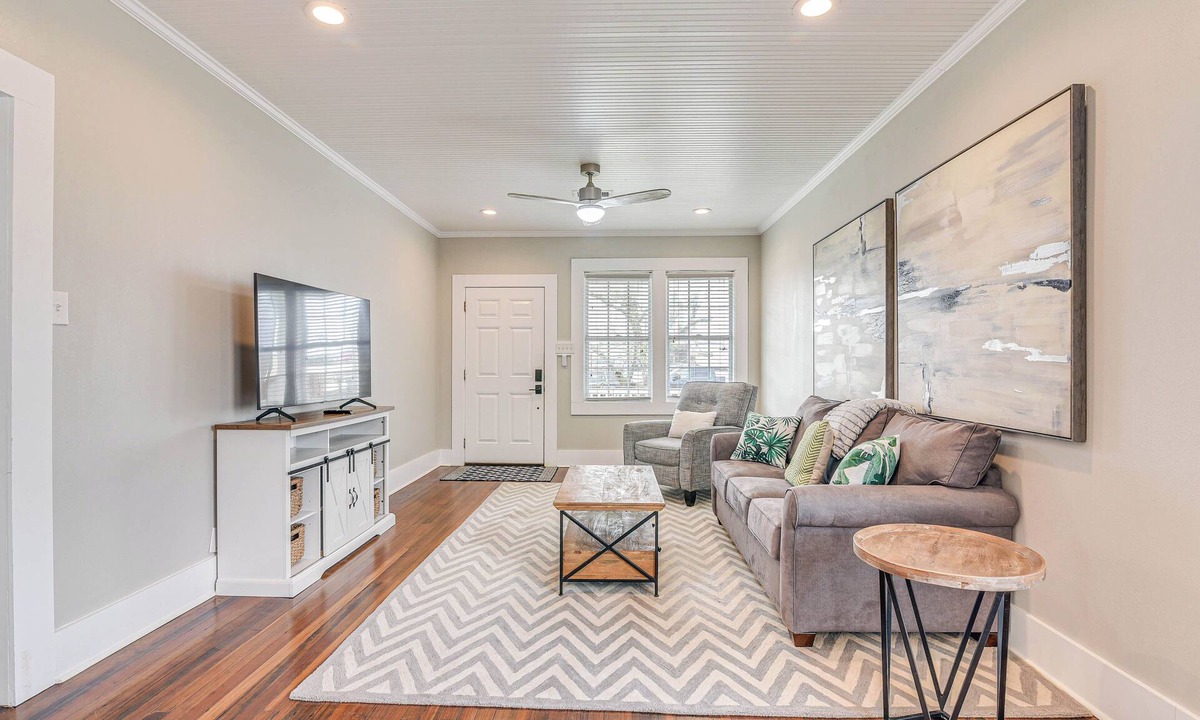 Galveston Cottage | 4 Mi to Moody Gardens: Sleek Home w/Deck & Yard!