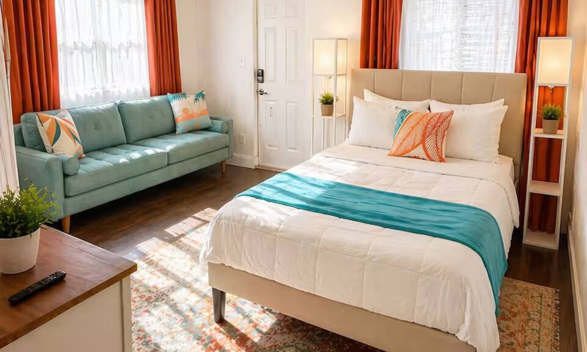 Historic Uptown Apartment | 4 min to Downtown St Pete - Queen Bed - Studio