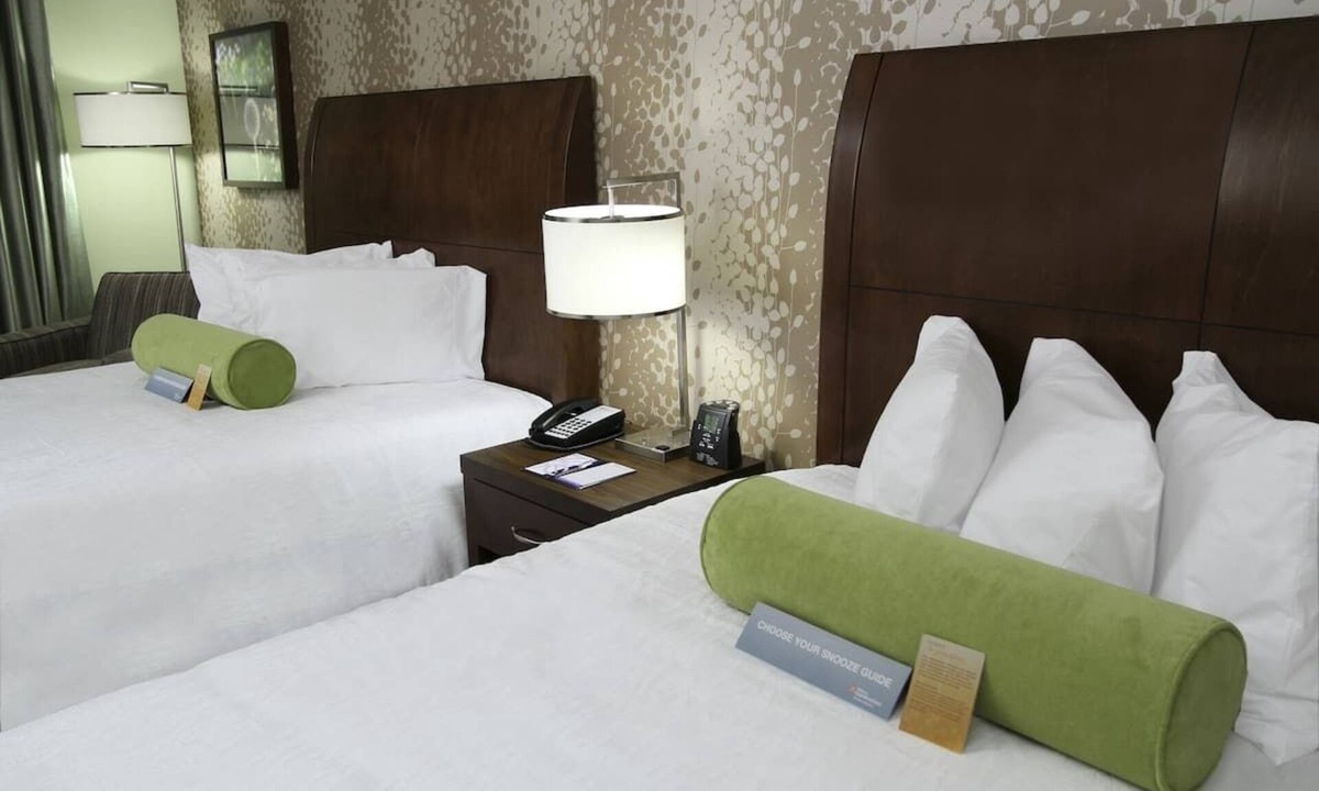 Covington Hotel | 4-Room Stay Near Lake Pontchartrain and Covington's Central Business District