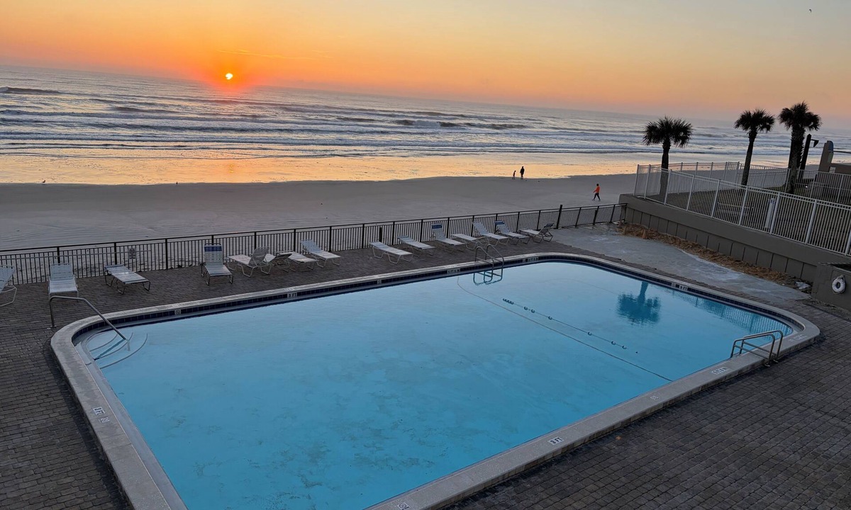 Daytona Beach Condo | 4 studios 4 bathrooms - Family & Friends Beach Retreat - Sleeps up to 20