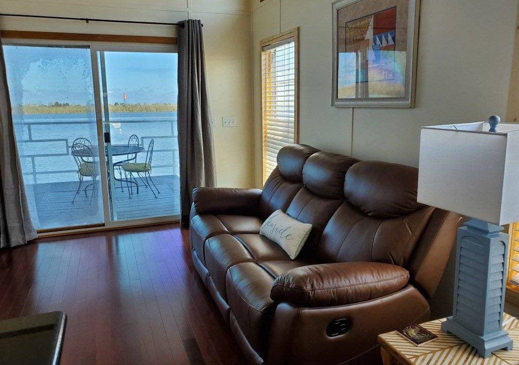 Historic Downtown Apalachicola Boat Rental | 46 m² Houseboat ∙ 1 bedroom ∙ 2 guests