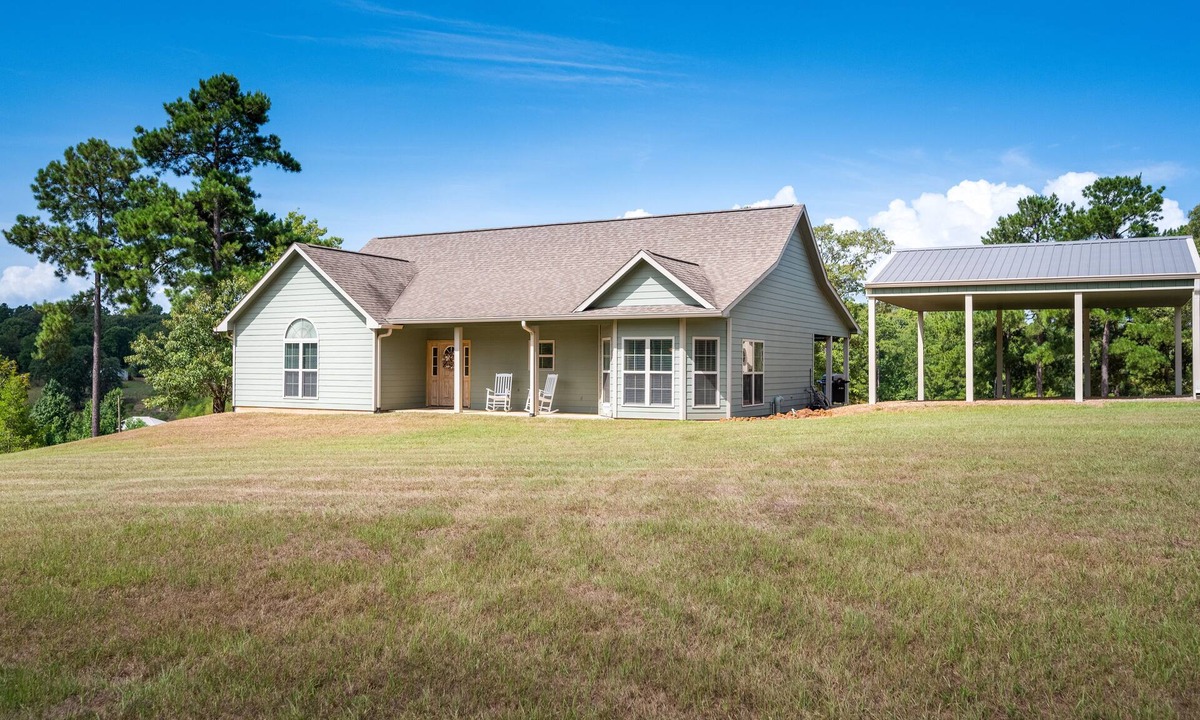 Negreet House | 4BD 3BTH, Lakeview, huge covered outdoor patio Firepit, and Fishing @ Jolie Vue