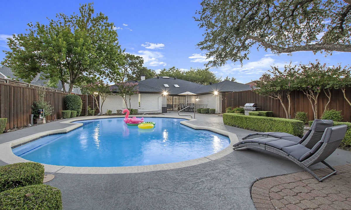 Park Central House | ★4BR Dallas Family Estate | Heated Pool + Hot Tub | Sleeps 16 | Lake Highlands★