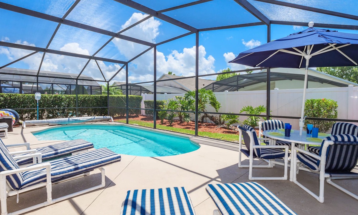 Lake Berkley House | 5 Bed 3 Bath Villa with South Facing Pool, Air-Conditioning and Games Room