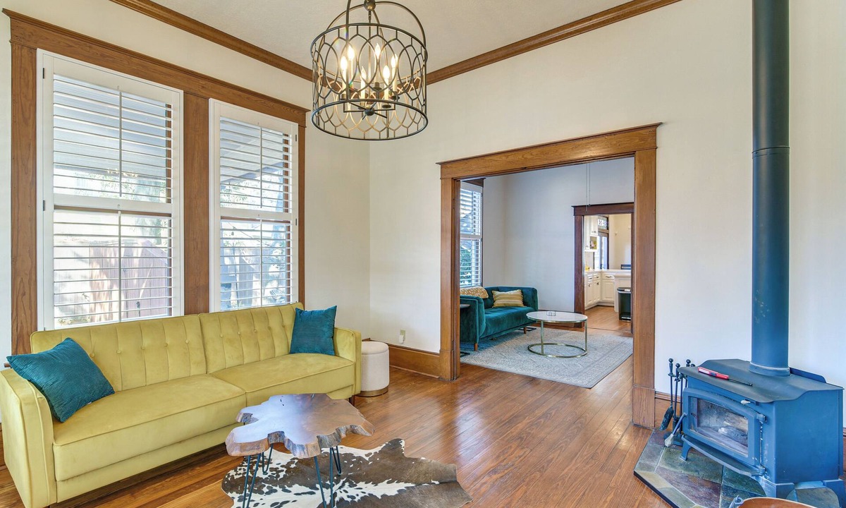 Greater Heights House | 5 Mi to Dtwn Houston: Charming Gem w/Patio & Yard