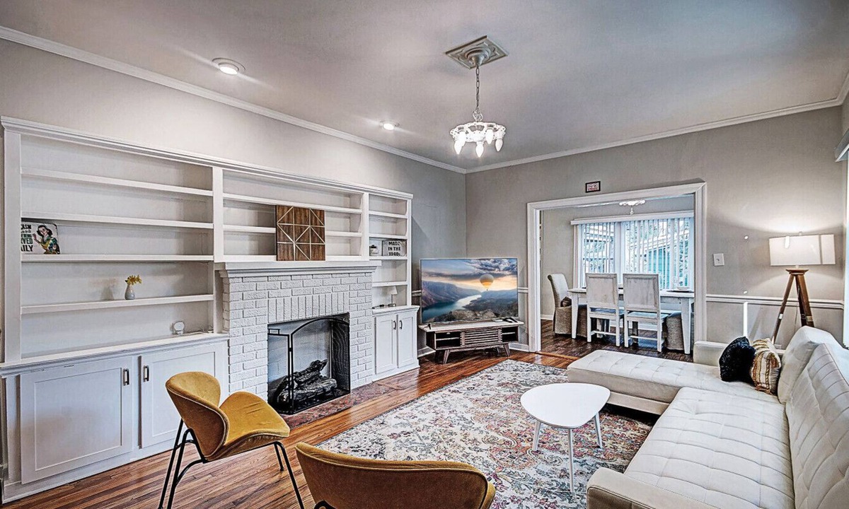Fondren House | 50s Retro residence in picturesque neighborhood