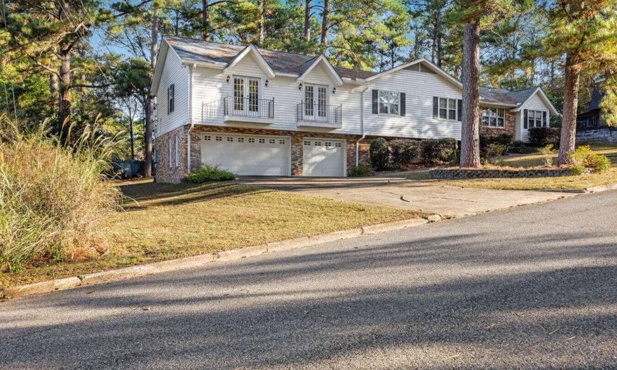 Northport House | 5BR home near University w/Big Yard & Pool Table