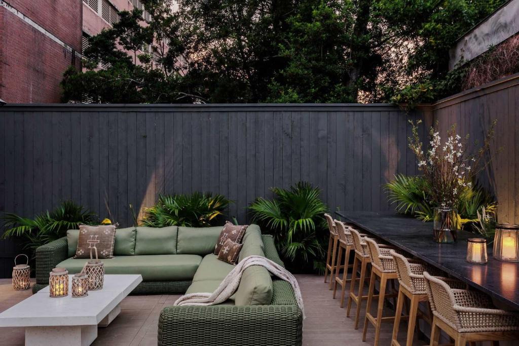 Touro House | 6-bedroom Garden District Suite Shared Hotel Pool