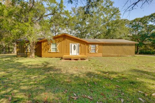 Poplarville House | 6 Mi to Main St Poplarville: Cabin w/Pasture View