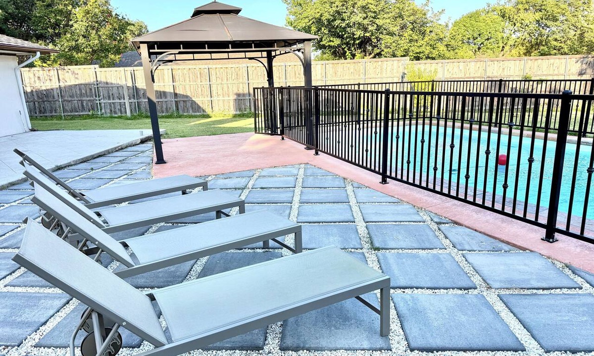Murphy House | 7-bedroom huge house with pool, mini golf course, pickleball court & pool table.