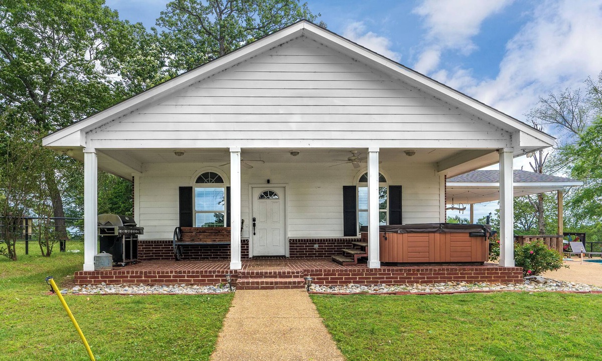 Gilmer House | 700+ acre farm with ponds and a hot tub! Perfect for entertaining!