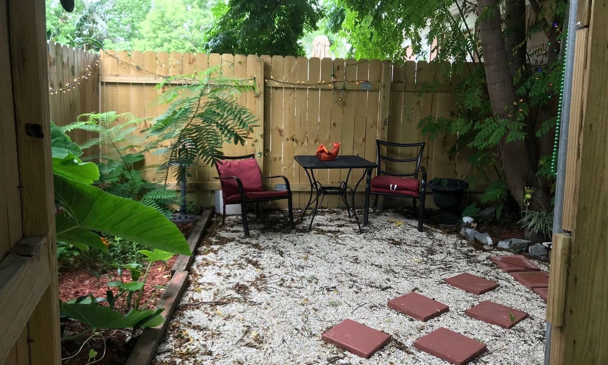 Kenner - Louis Armstrong International Airport Apartment | 750 a month-furnished Kenner private 3 room studio, small yard, private, & safe!