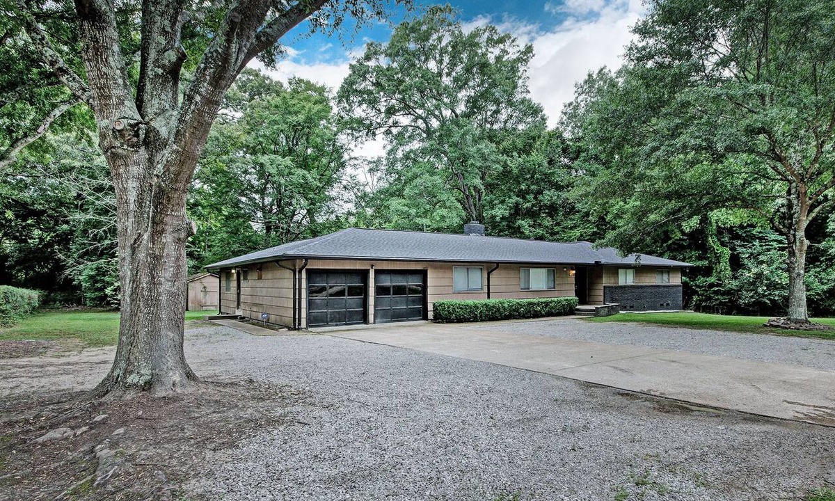 Tougaloo House | 7BR Workforce Stay Near I-55 & I-220