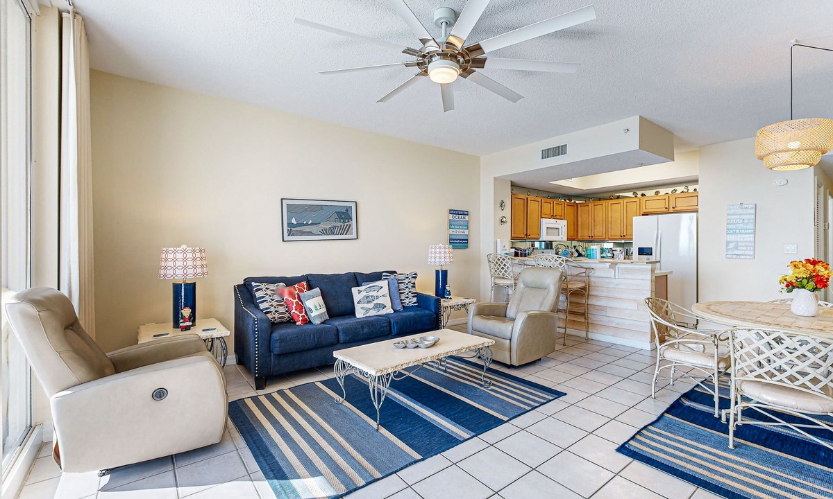 Navarre Beach Condo | 7th-floor bright, open condo - close to dining with Gulf front views
