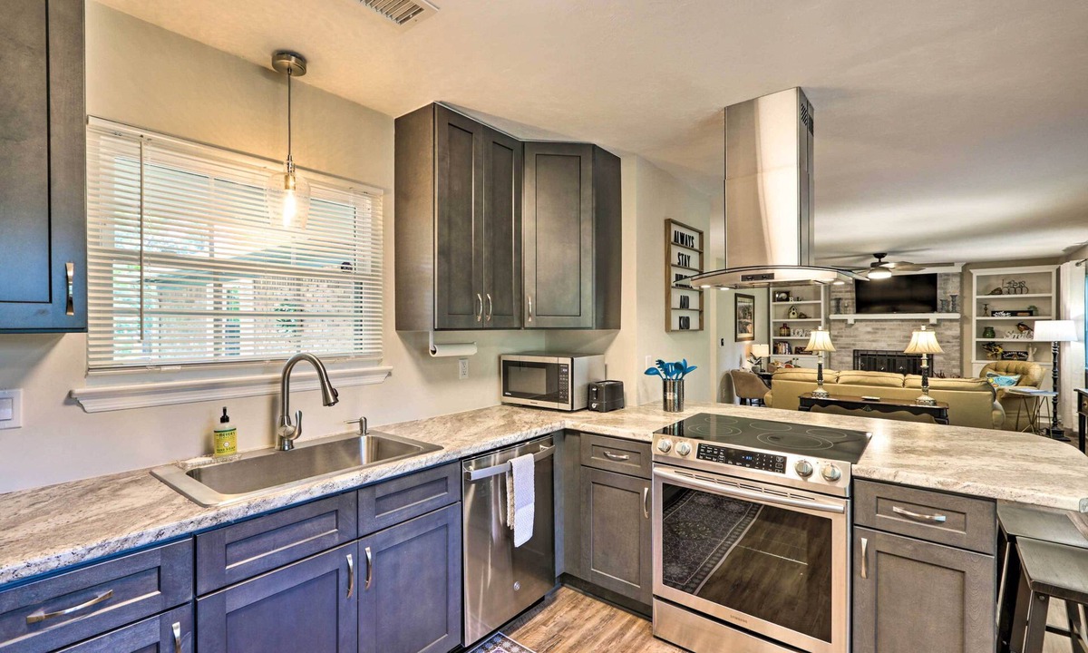 Tallahassee Cottage | ~ 8 Mi to Fsu: Bright Tallahassee Retreat!