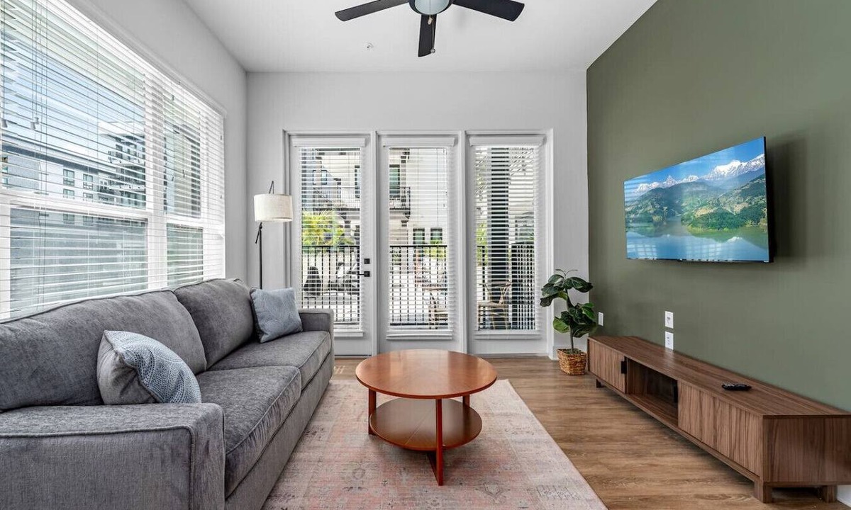 Oakford Park Apartment | A+ Cozy 2 BD Apartment | Walk to Raymond James!