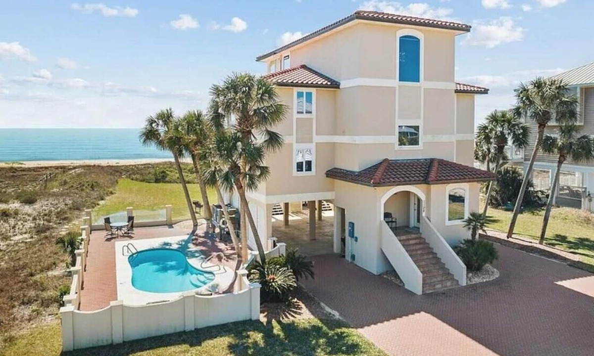 East End House | A Dream to Sea, beach-front, private pool, dog friendly