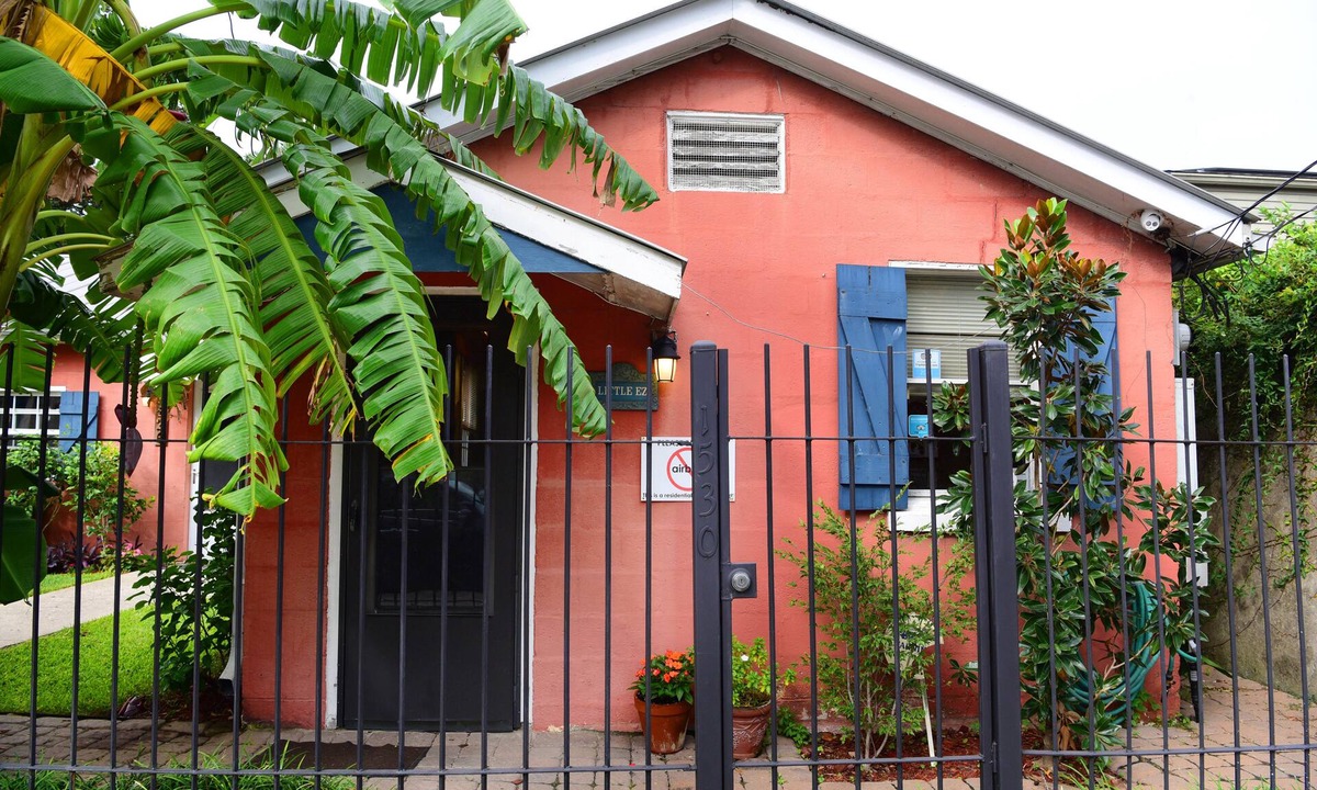 Faubourg Marigny Bed & Breakfast | A LEGAL GUESTHOUSE! The Little Eazy Guest House-Owner lives on the property