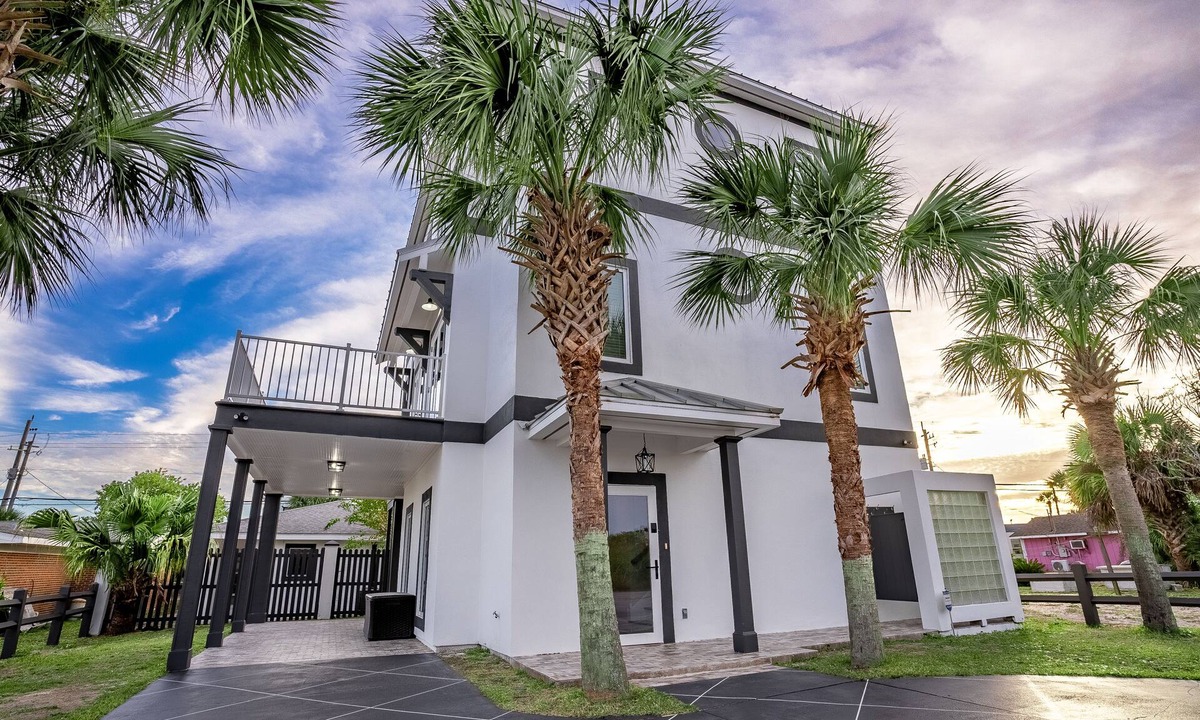 Hollywood Beach House | A Pirate Looks at 40!