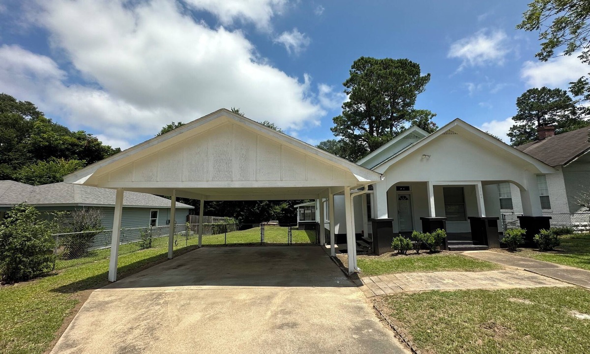 Texarkana Cottage | A Quiet Place - Hickory House - 4 Bedrooms