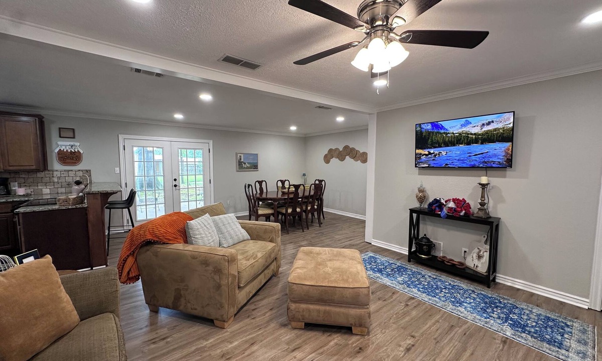 Texarkana House | A Quiet Place - King Bed-Covered Patio-2 Bath