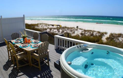 Sunnyside House | A View To Sea! West End! Sleeps 12! Hot Tub!