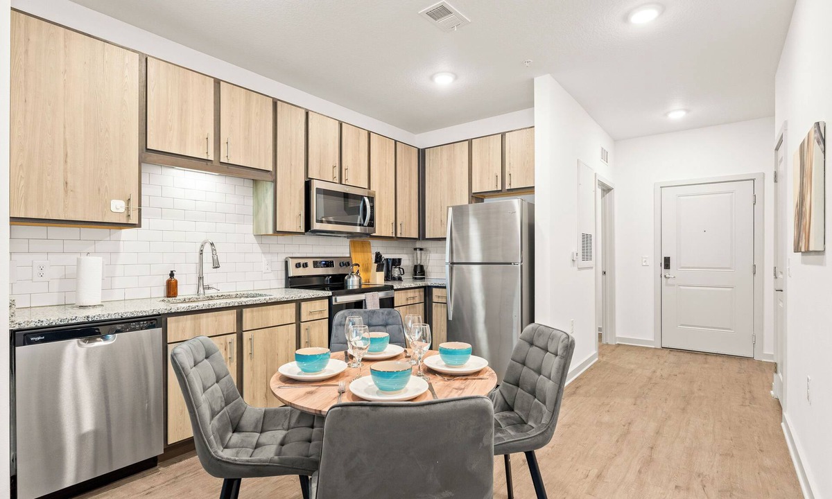 Bay Lake Apartment | Adeline Apartments 15m to Parks, Pet Friendly, Free Parking by Heavenly Homes