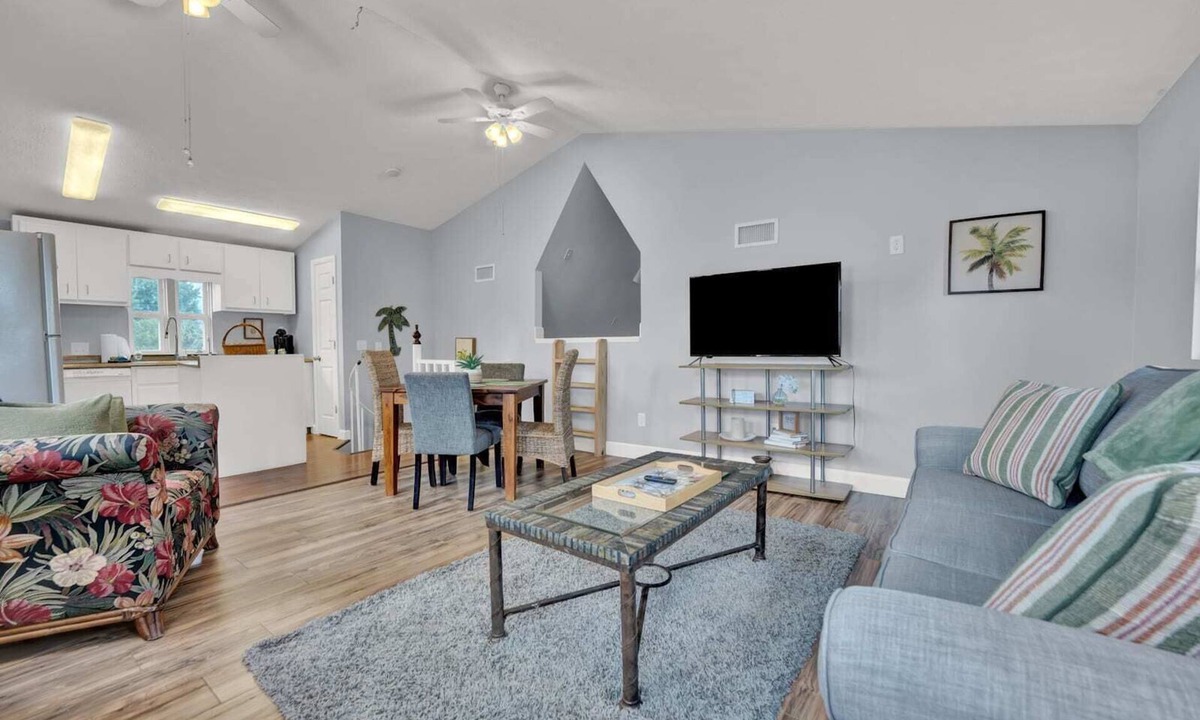 Lynn Haven House | Adorable 1 BDR with Full Kitchen Deck Washer Dryer
