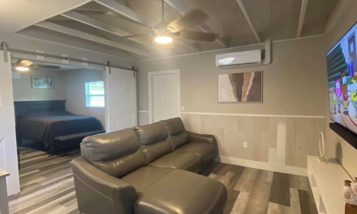 Newtown Cottage | Adorable 1-bedroom cottage in sunny Sarasota
