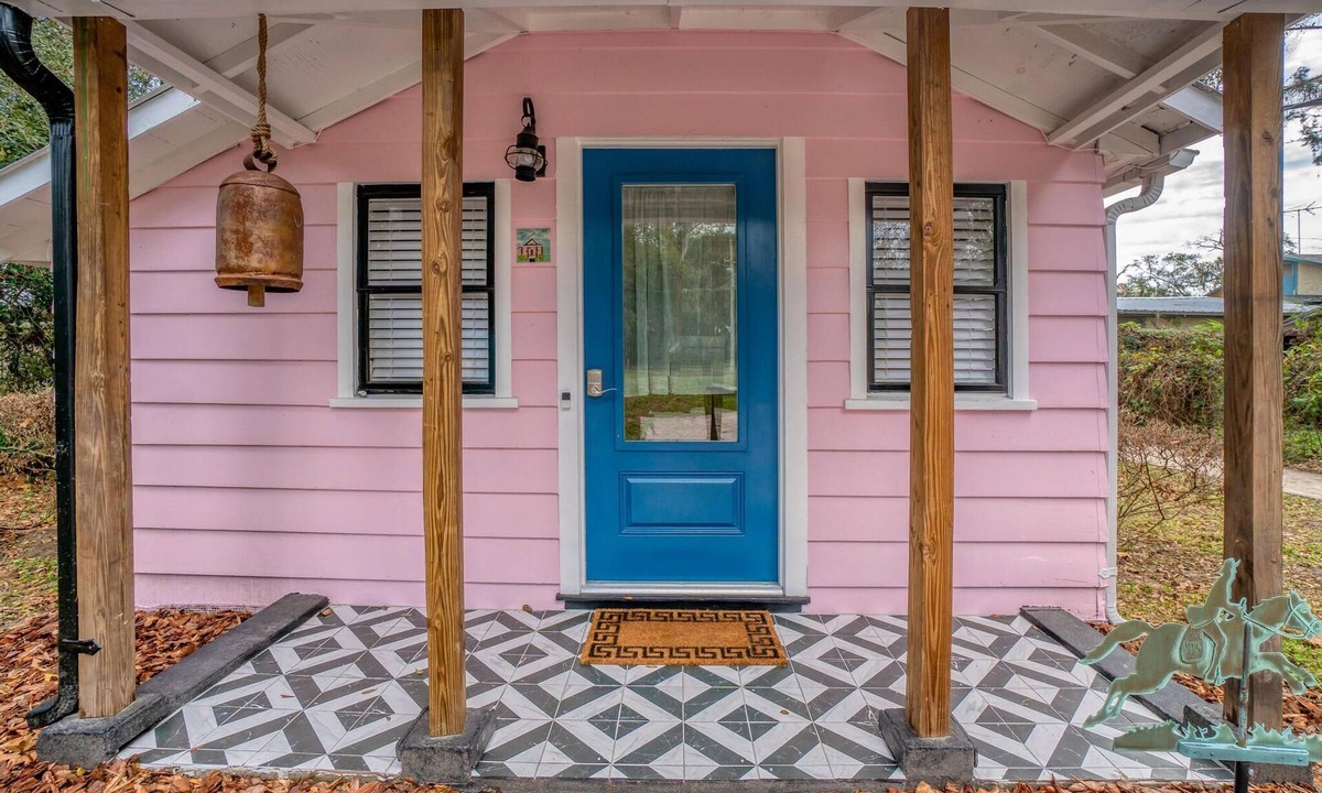 Mount Dora House | Adorable Private Tiny Home "The Pink House" in Downtown Mt. Dora! Pet Friendly