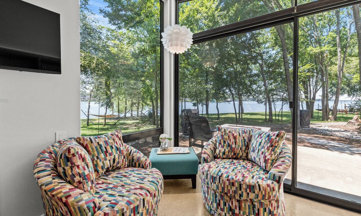 Malakoff Cottage | Adults-only escape on CCL with hot tub, hammocks, and peaceful lake views!