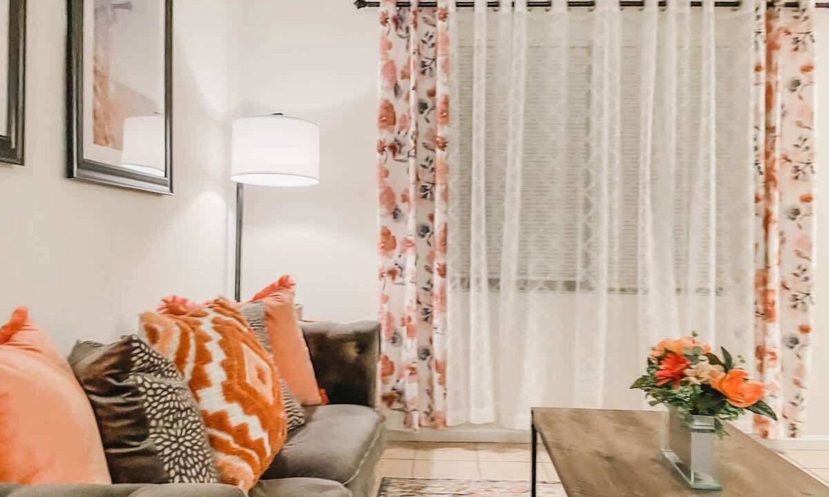 Tallahassee House | Affordable Retro Retreat | 80s Townhouse | 2 BDRMs