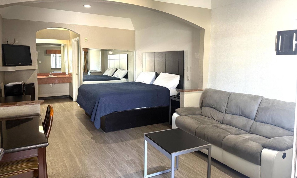 Greater Greenspoint Hotel | Affordable Unit w/King Bed + Free Breakfast | 6.8 Mi from George Bush Airport
