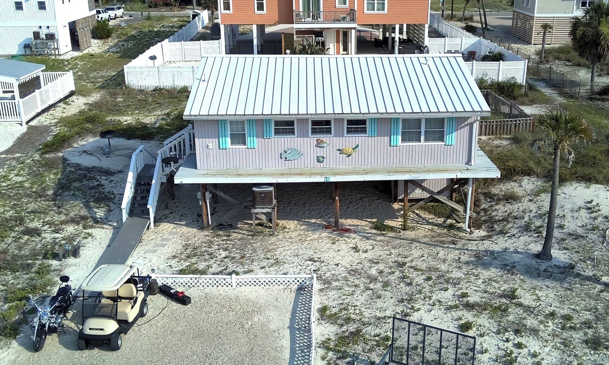 East End House | Affordable 2 bed, 1.5 bath Beach views. Hot tub, Pet friendly, fenced back yard.