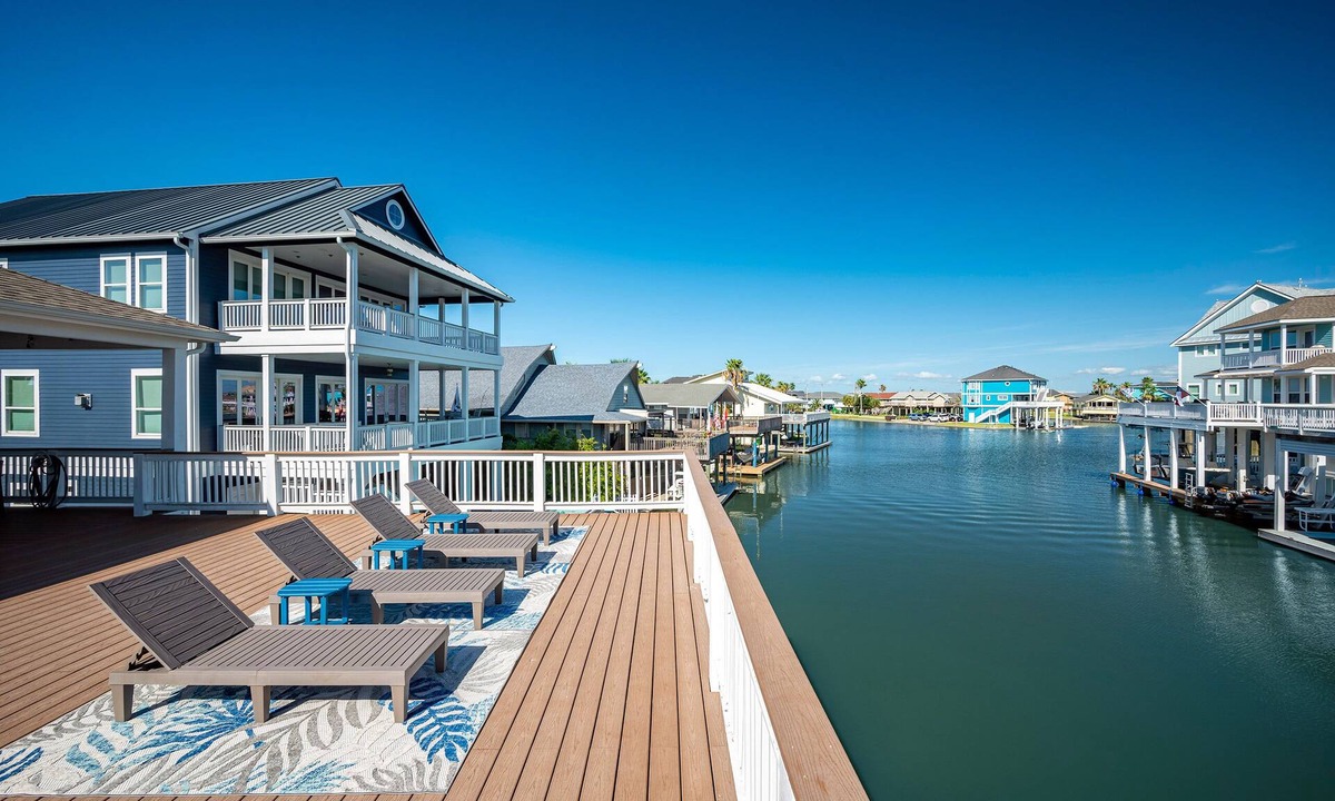 Jamaica Beach House | Agua Vista Waterfront Home 💥Hot Tub💥Sun Deck-Fish off Patio🎣Kayaks provided🛶