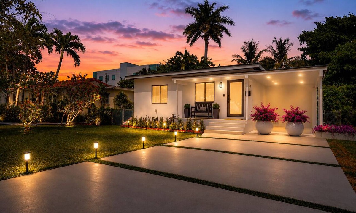 Miami Springs House | Airport Casita Fully Remodeled Private Backyard 2-Min Walk to IHOP & Golf