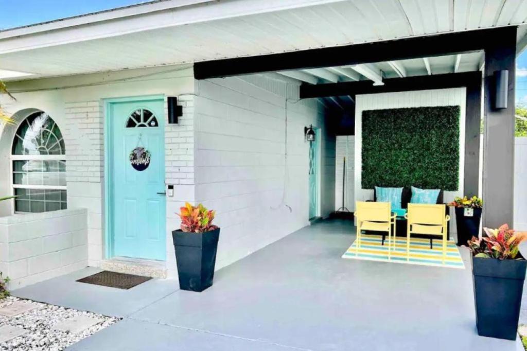Pinecrest West Park House | Airport & Stadium Hub with Coastal Vibes and Patio
