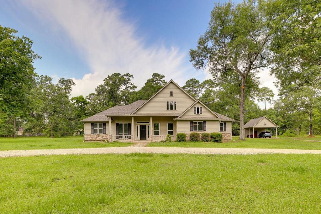 Hull House | Airy Dayton Vacation Home w/Deck + Private Yard!