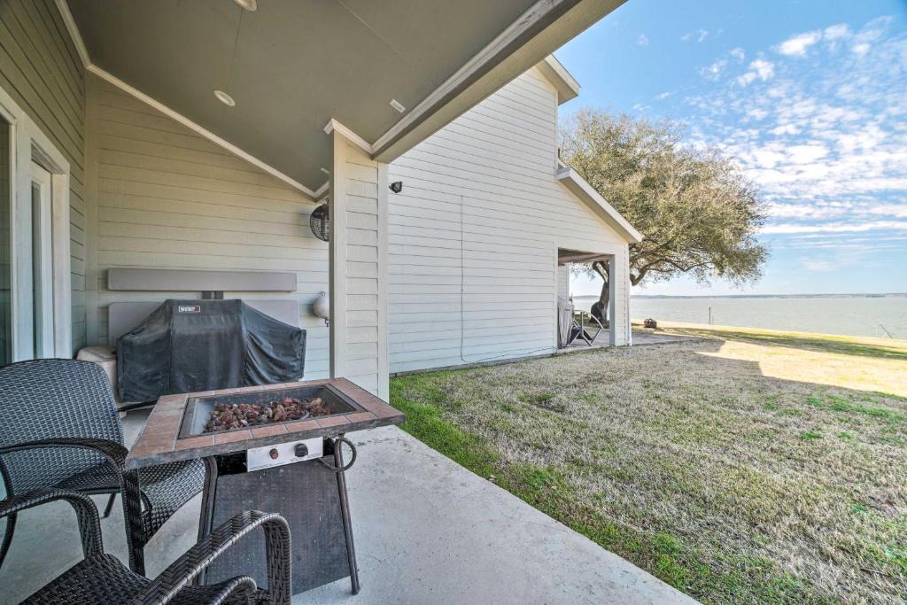 West Livingston House | Airy Lake Livingston Townhome with Shared Pool!