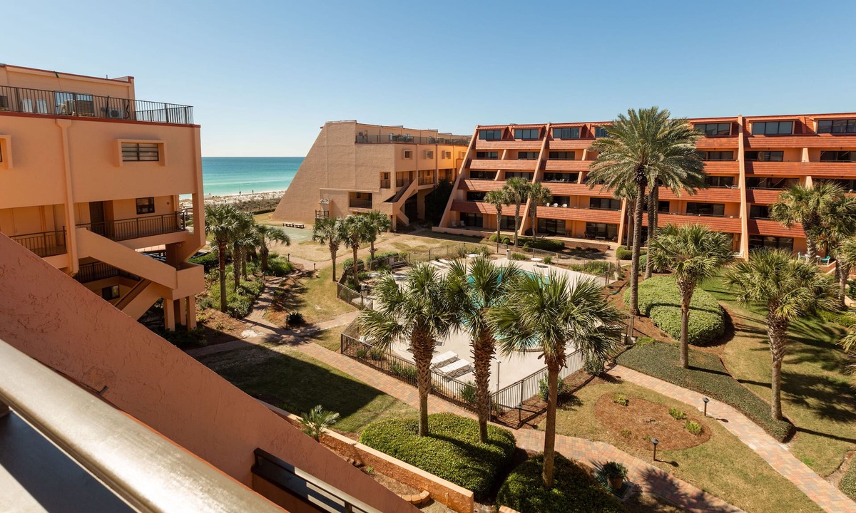 Holiday Isle Condo | Amazing Beachfront Condo Complex Directly on the Gulf of Mexico