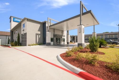 Northside Hotel | Americas Best Value Inn & Suites Northeast Houston Downtown I-610