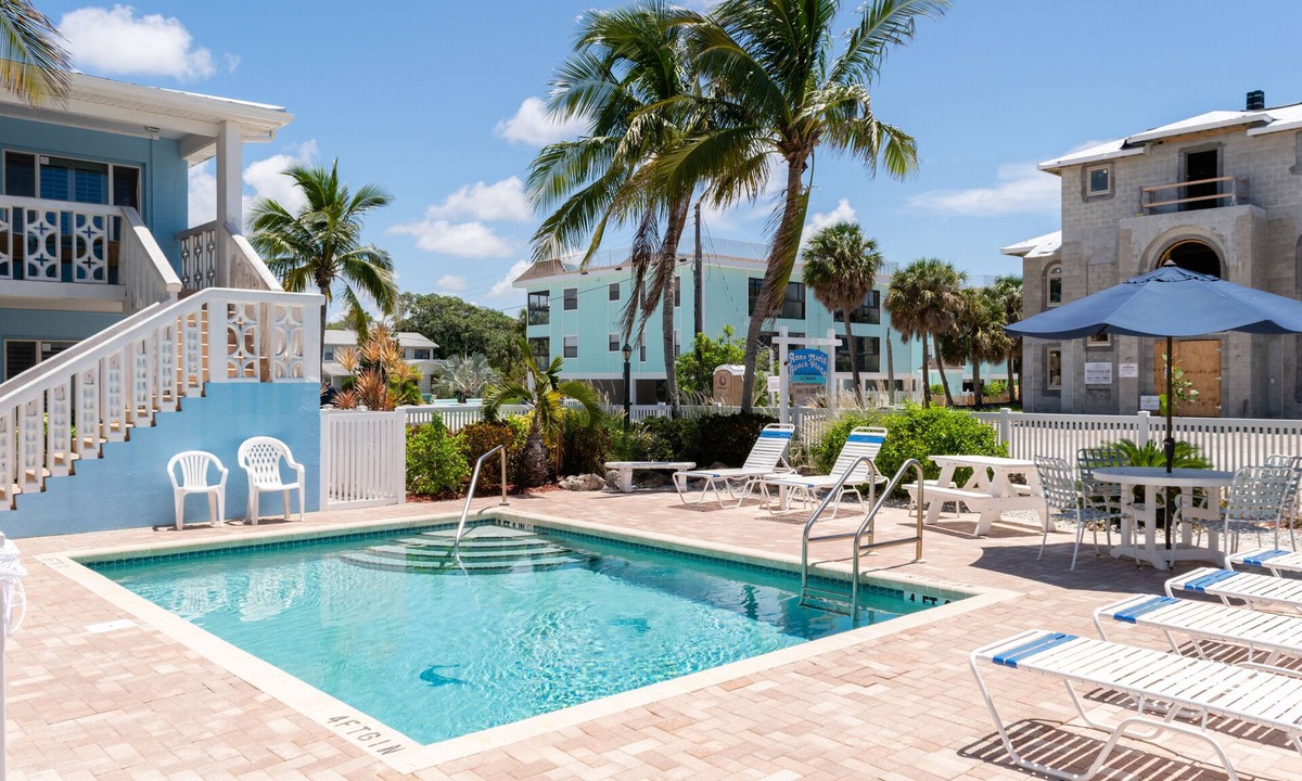 Holmes Beach House | Anna Maria Beach Place #5. Directly Across Street From The Beach With Pool.