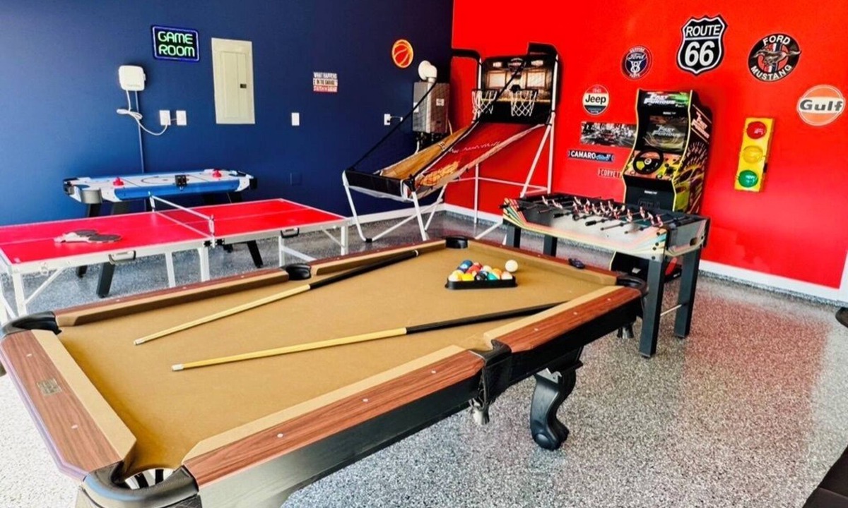Sterling Ridge House | Arcade Game Room - BBQ Grill - Backyard - near The Woodlands