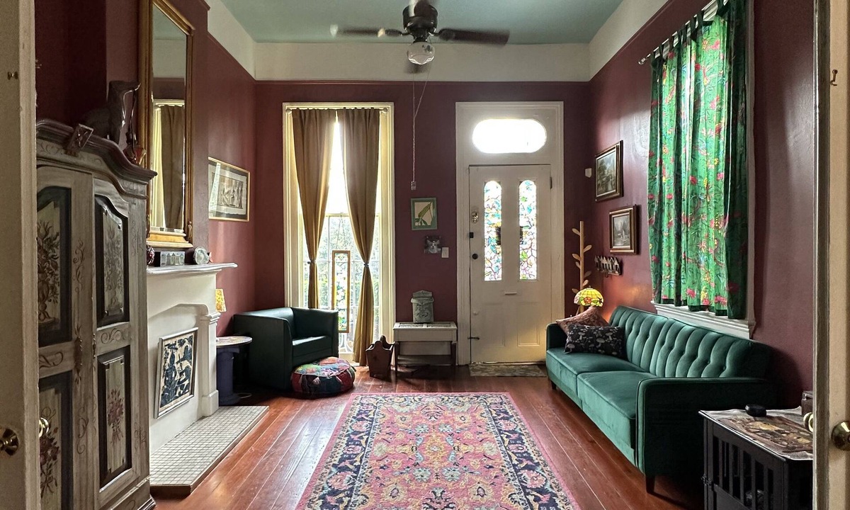 Algiers Point House | Artsy Shotgun home in Historic Algiers Point. 5 minute walk to ferry to the FQ