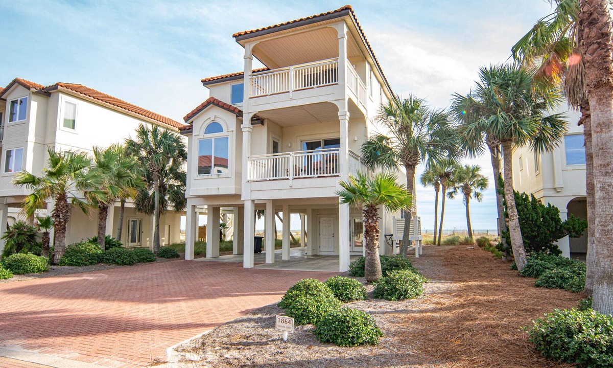 East End House | August 2026 Big Savings! Dog-Friendly, Pool & Tennis Court, Hot Tub