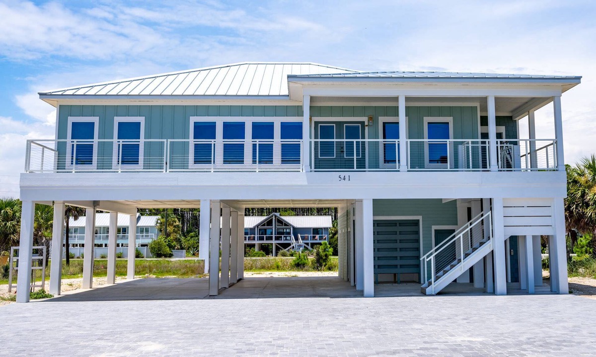 East End House | August 2026 Big Savings! Dogs OK, Elevator, Direct Beach Access!