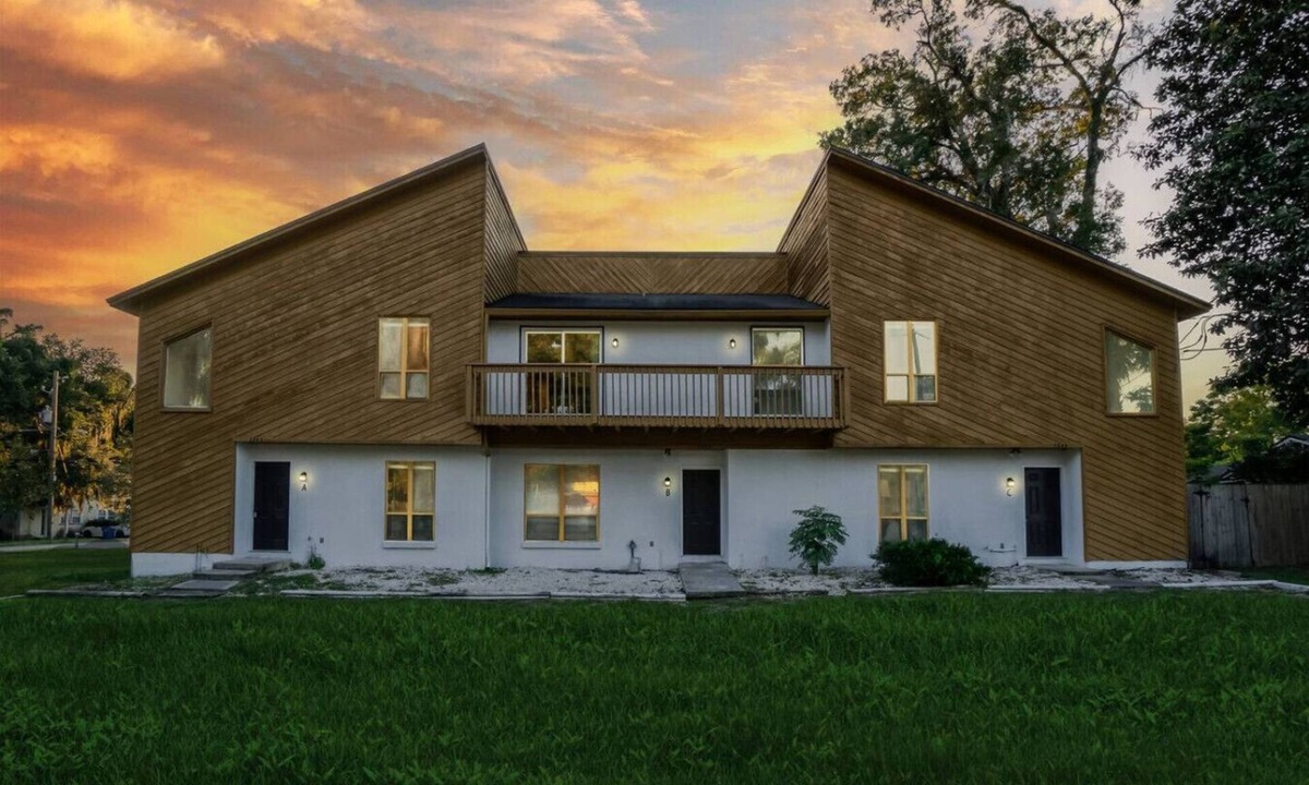 Jacksonville House | Balcony Dreams, Prime Locale Near Must-Sees