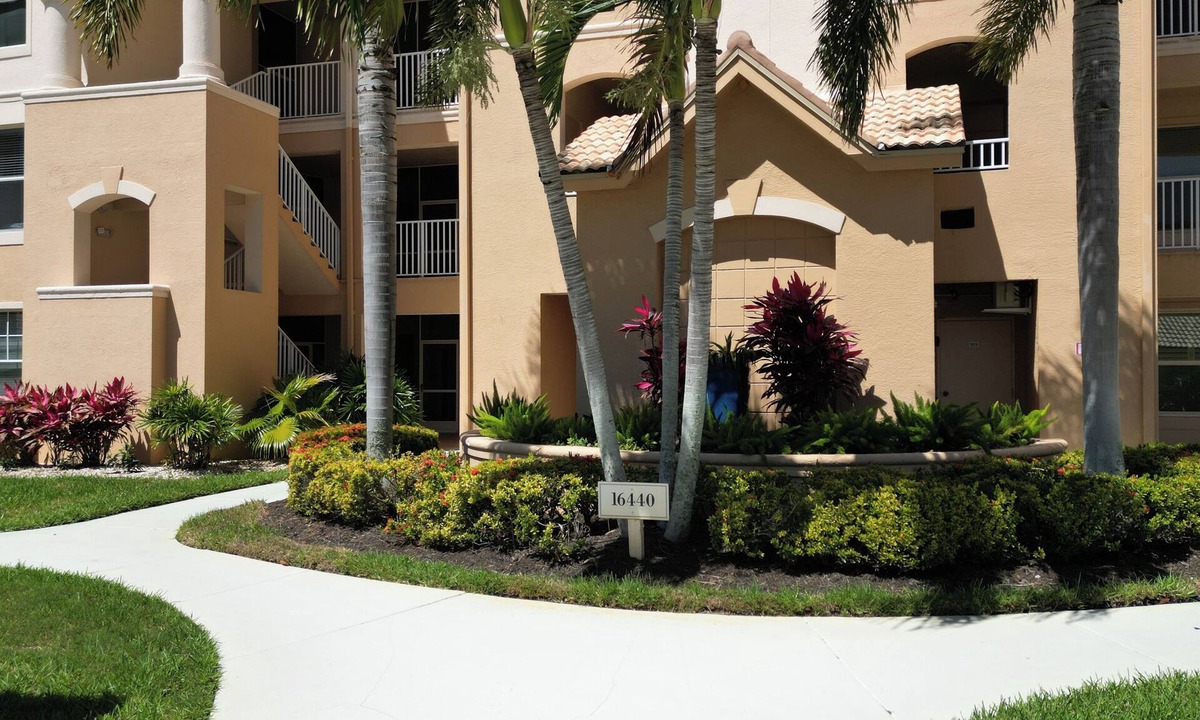 Tropical Cove House | Barefoot Bungalow Retreat. Pool and golf included